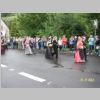 14_Viele Besucher stehen an der Strasse.JPG